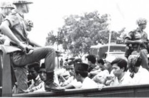 Bale Banjar Dusun Tojan Pada Suatu Siang di Bulan Oktober 1965